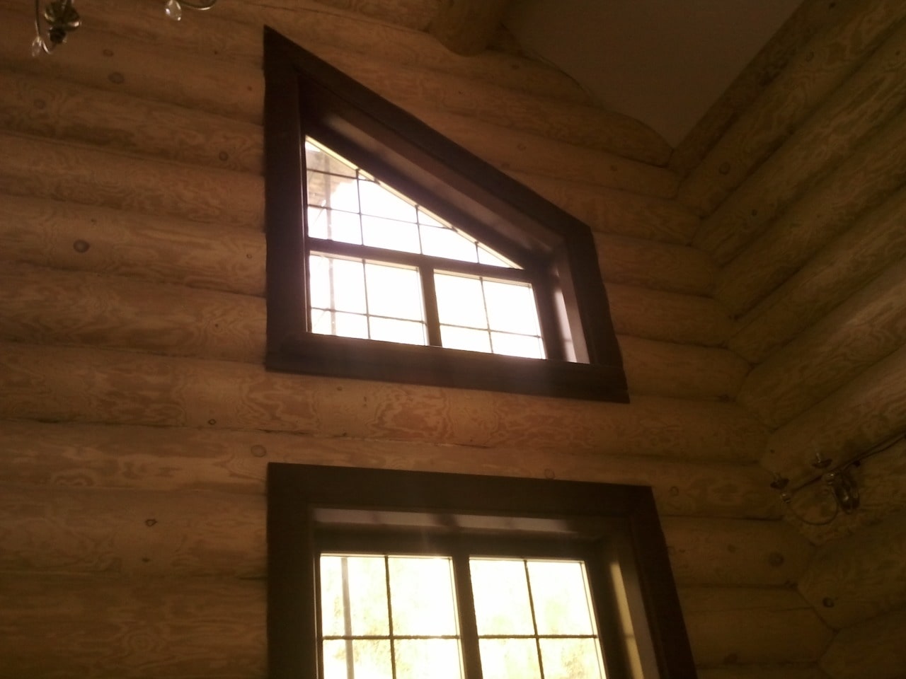 Деревянное окно нестандартной формы в колоде